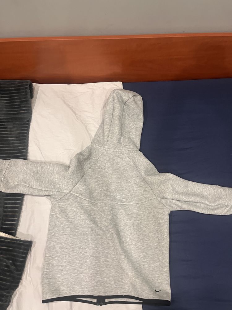 Nike tech fleece сив цвят