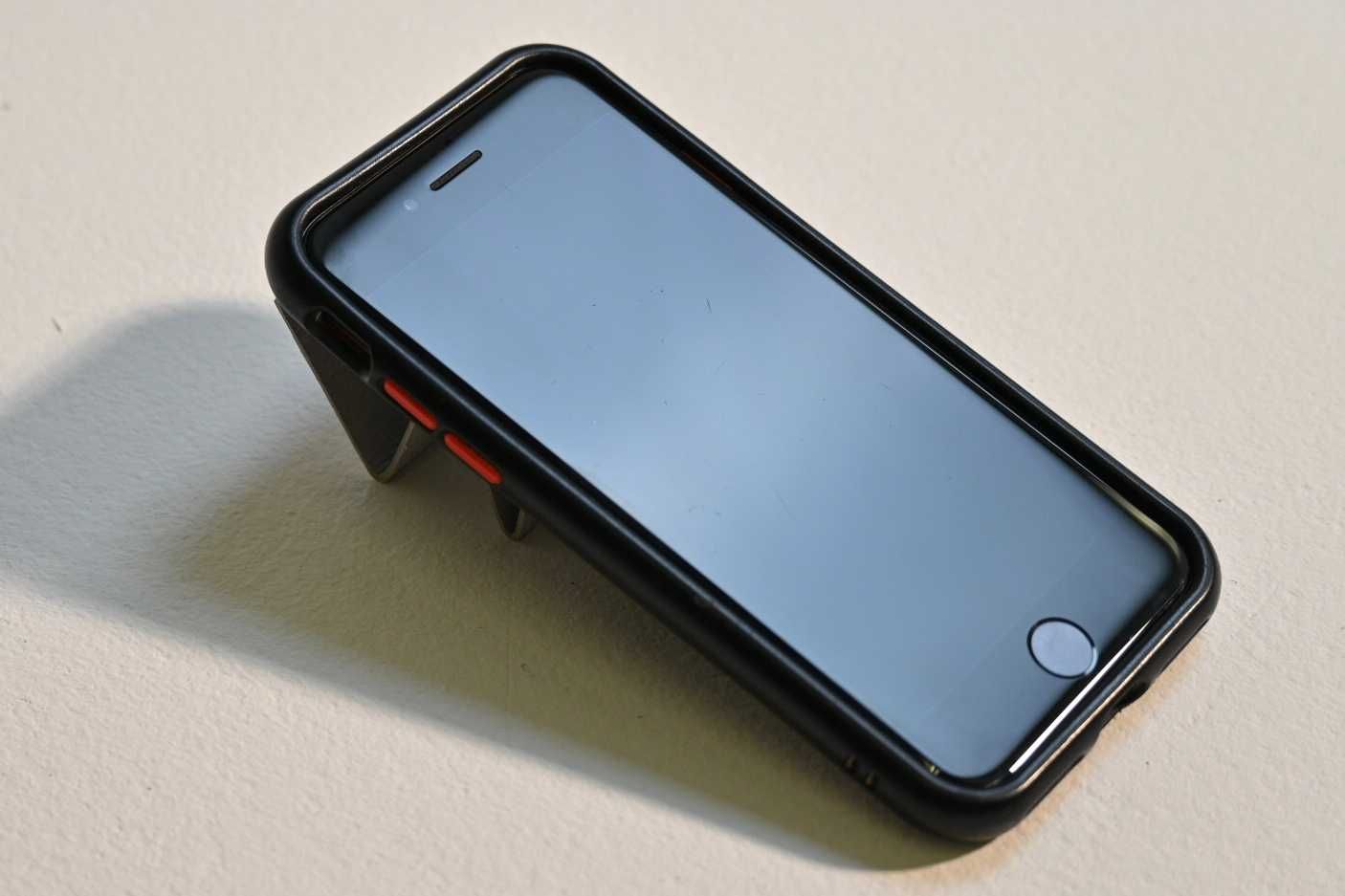 iPhone 8 64 GB Space Gray с подарък калъф