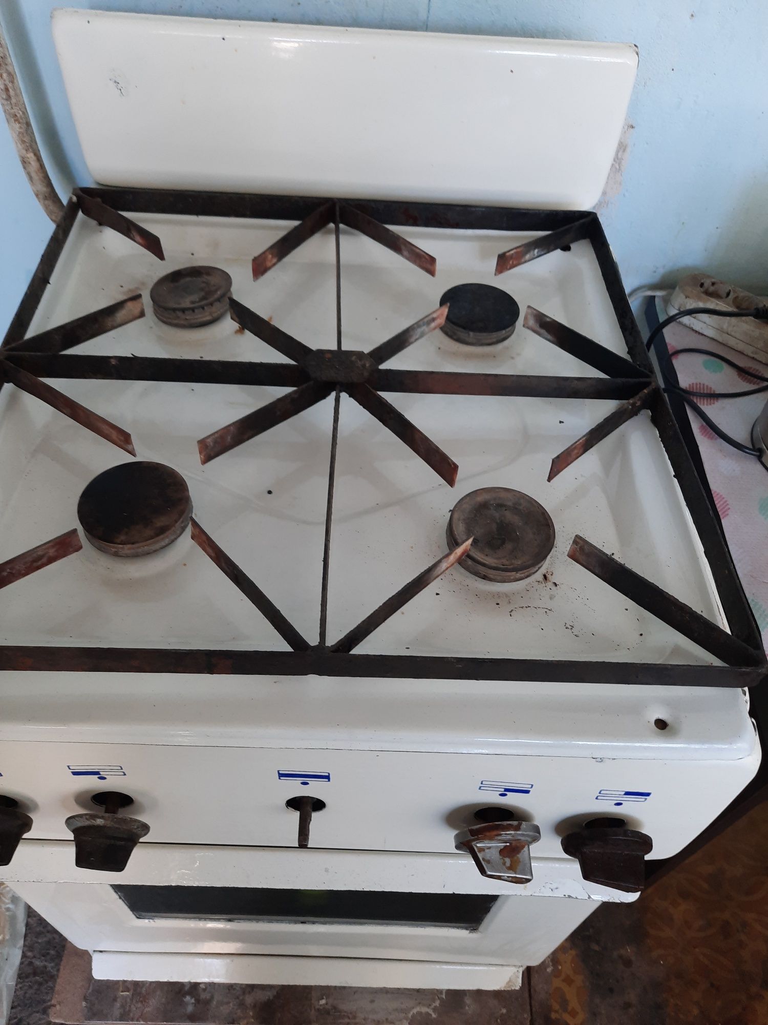 Gaz plita sotiladi srochno
