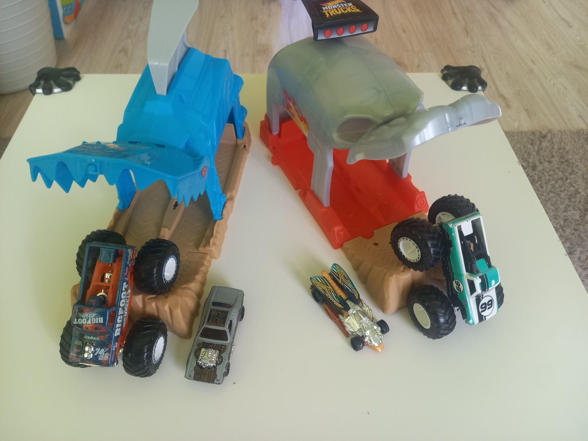 Monster trucks hot wheels гараж писта изстрелвачка 2 броя