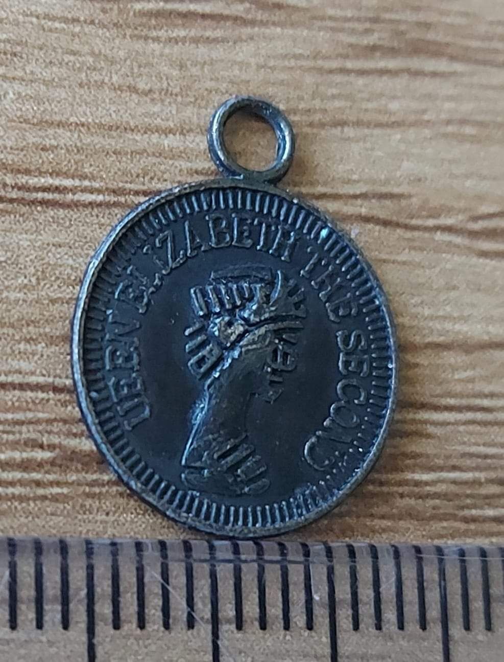 Малък медальон "Елизабет Втора". Цена: 10лв.