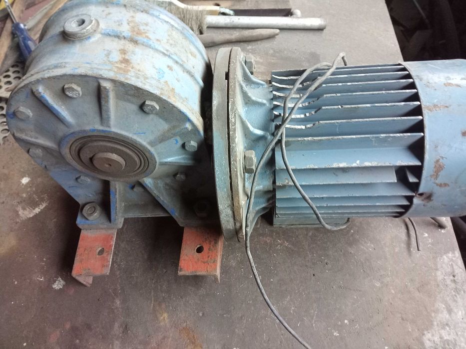 Двигатель асинхронный с редуктором 220/380в 750вт, рабочий