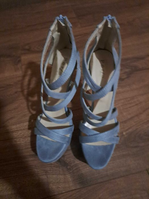 Дамски обувки на висок ток