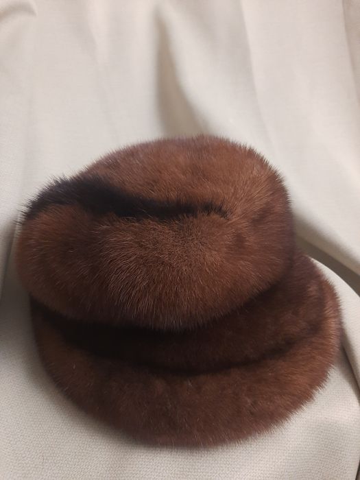 Продам недорого теплую норковую женскую шапку б/у в хорошем состоянии