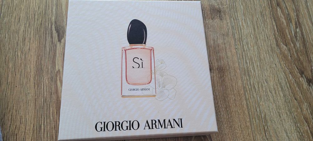 Vand caseta cadou Armani - Si 2 piese edp 30ml + body lotion 75 ml