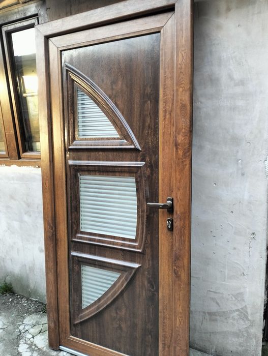 Продавна много хубава и плътна и красива врата от pvc вратата е нова..