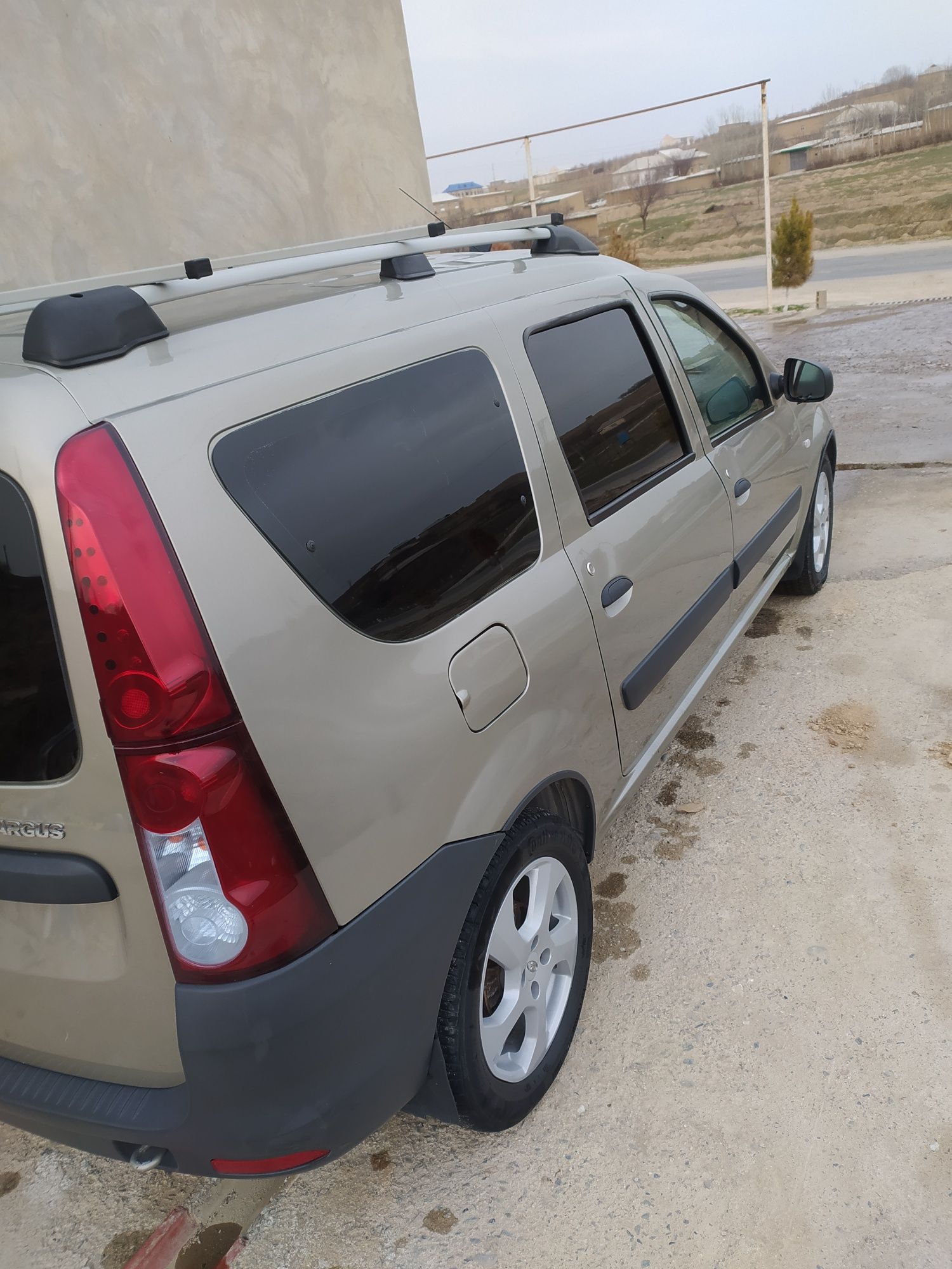 Lada largus srochni sotiladi