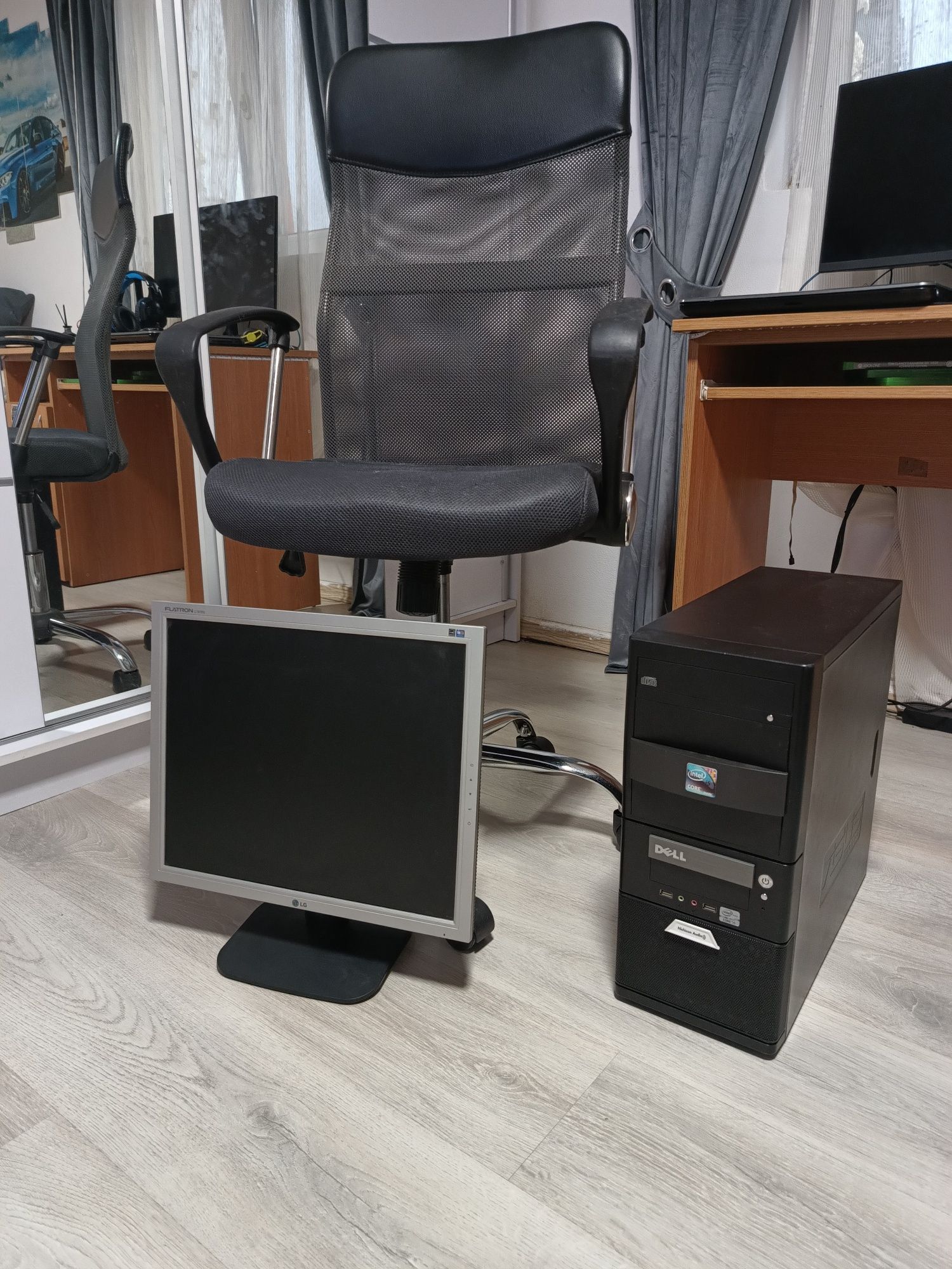 Se vinde PC și scaun