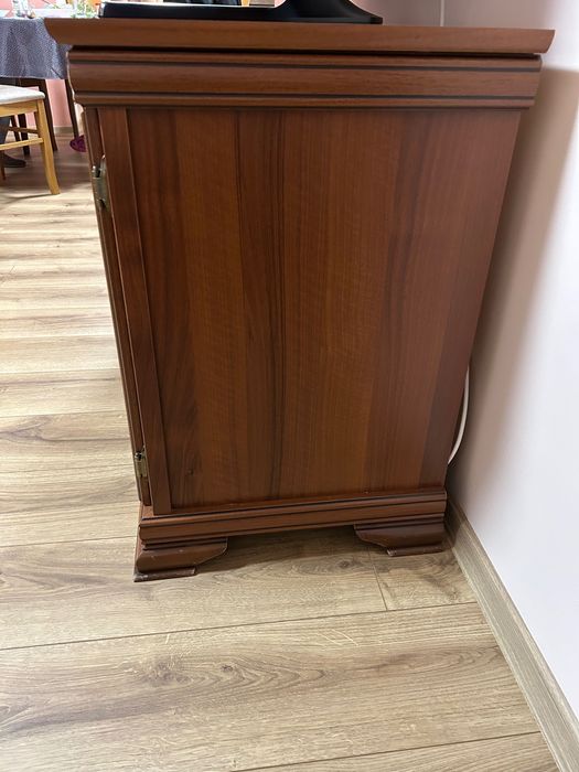 Здравейте. Продаваме TV шкаф (без телевизора).