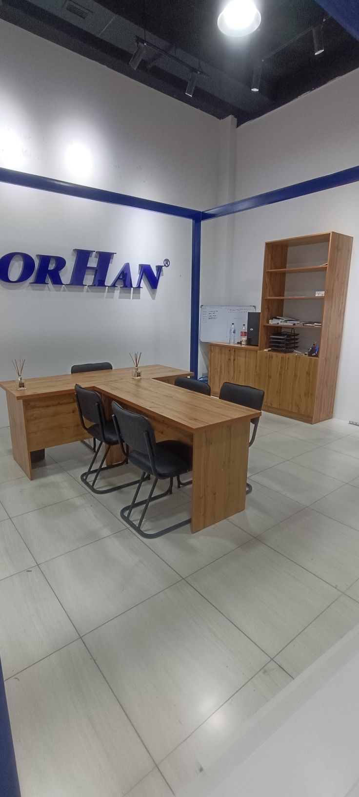 2 стола 2 стеллажа 1шкаф 1 тумба 5 стульев  срочно за все 350 $