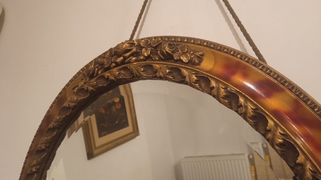 Oglinda ovala veche, rama lemn sculptat cu motive florale, stil baroc