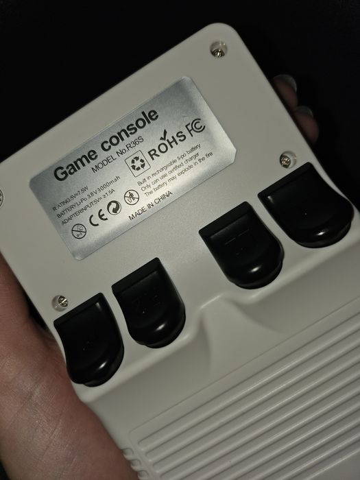 Consolă Portabilă Retro R36S