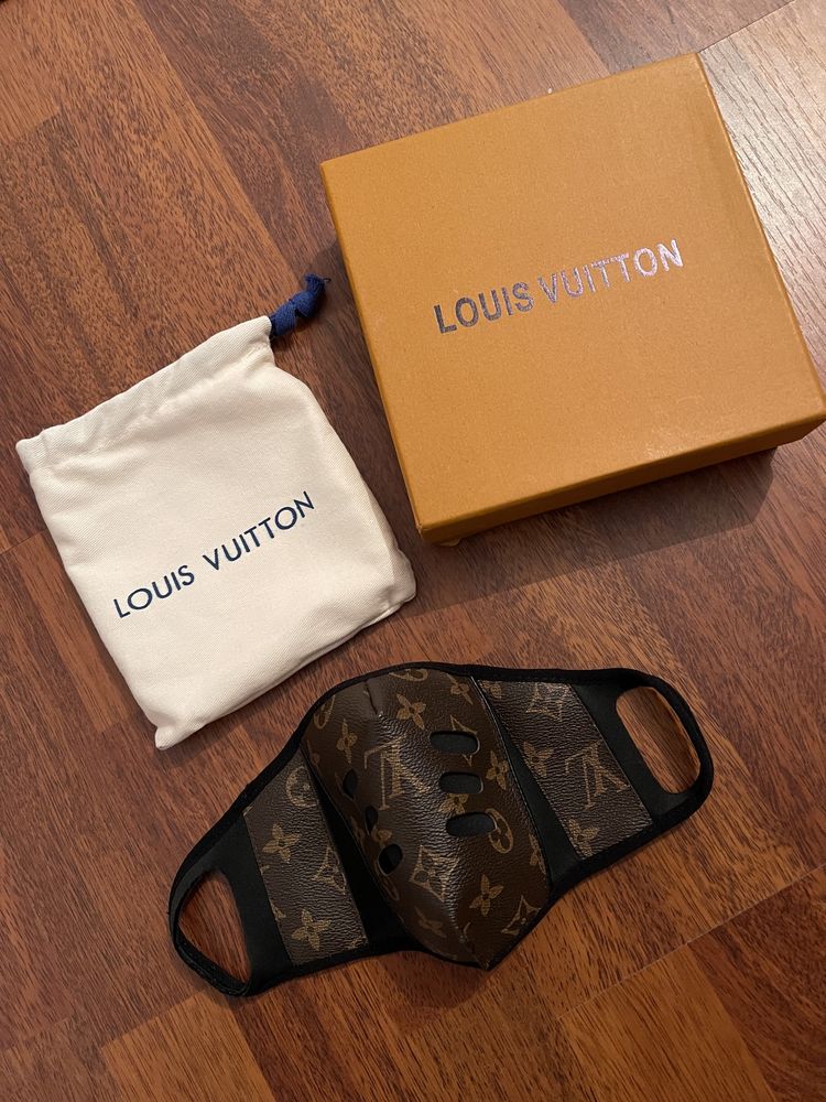 Mască model Louis Vuitton