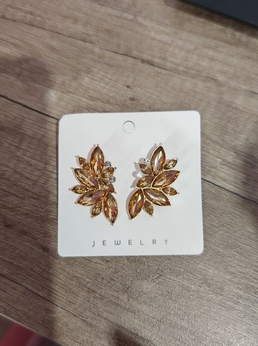 Подарявам слънчеви очила и обеци