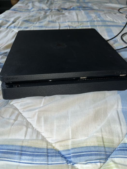 Vând Consola Sony PlayStation 4 Slim PS4,1 TB+1 controller