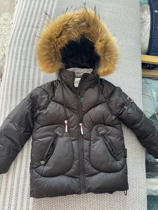 Продам куртку для девочки примерно на 4-5 леь в отличном состоянии