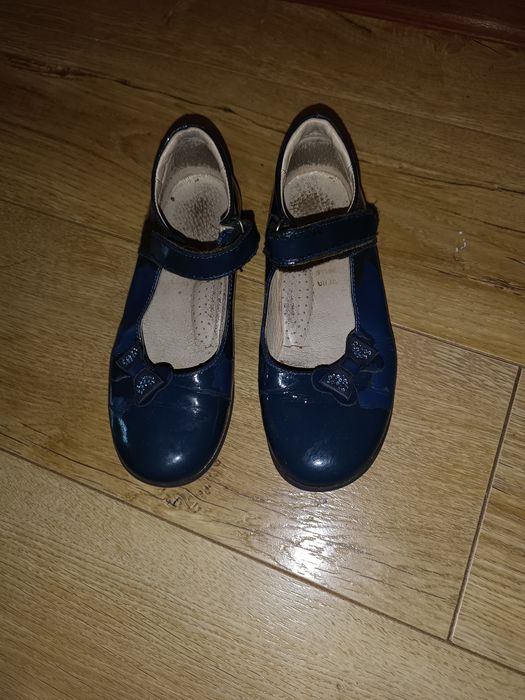 Продам школьные туфли