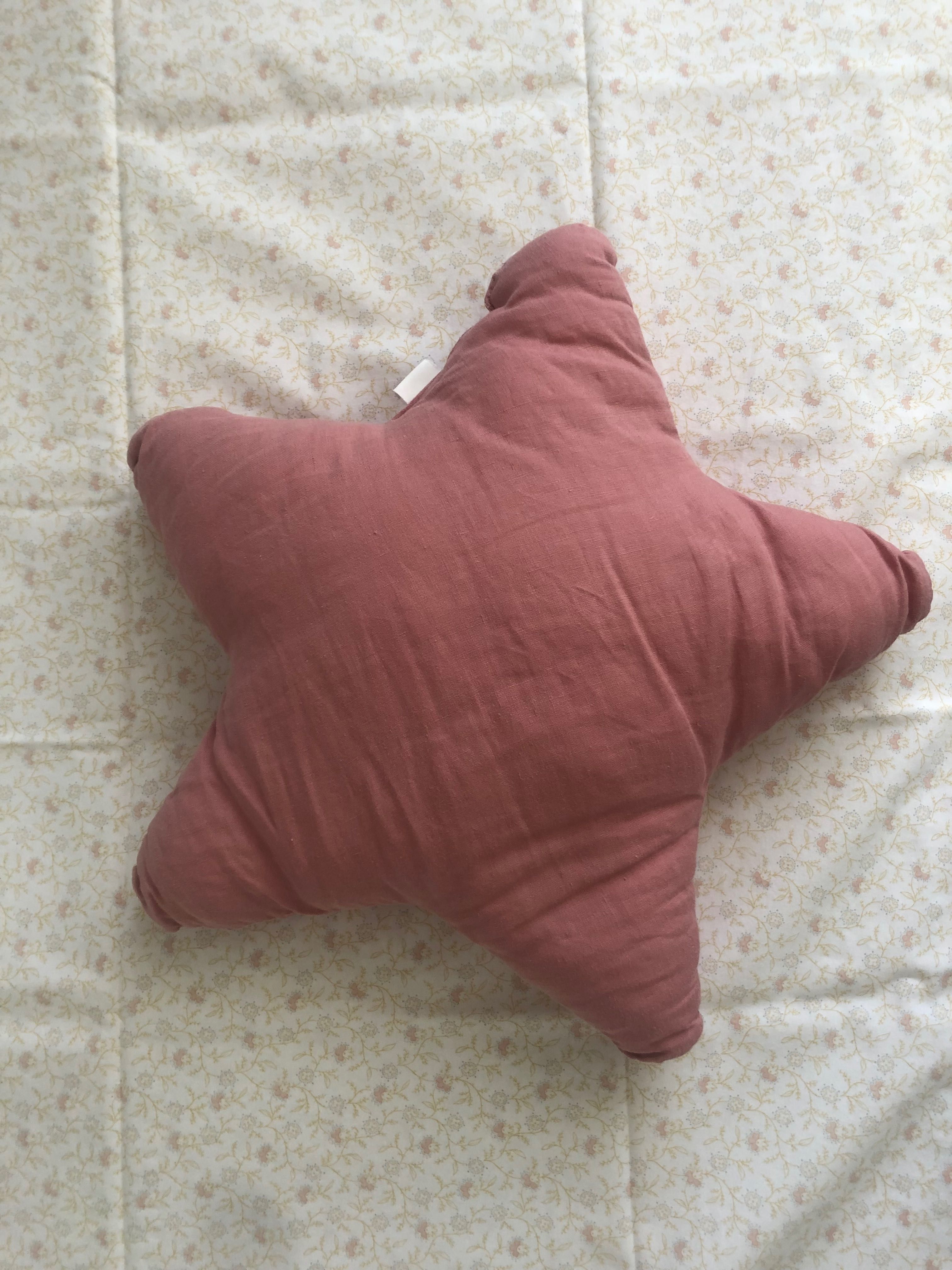 Възглавници, чаршаф Zara home, H&M