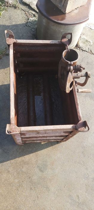 Ръчна машина за ронене на царевица с метален кош