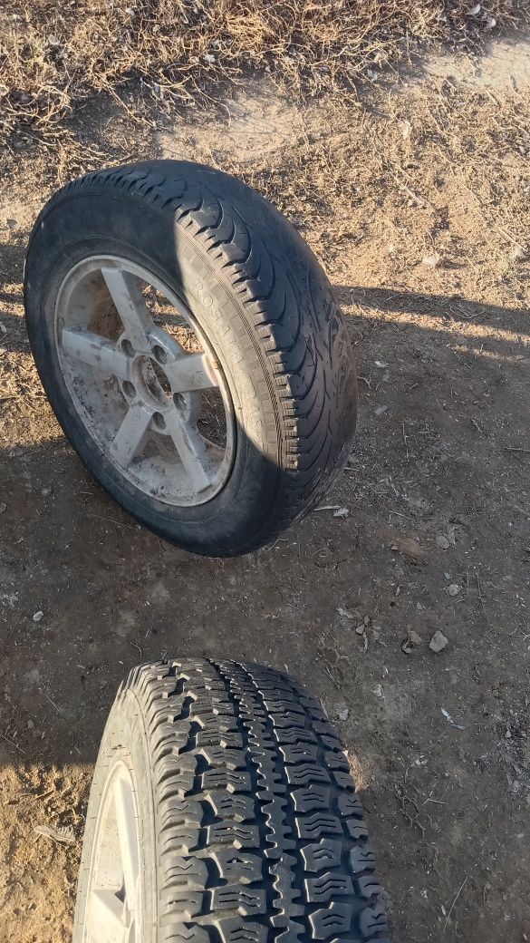 Продам диски с шинами на ниву б/у + запаска  размеры 205/70/R16