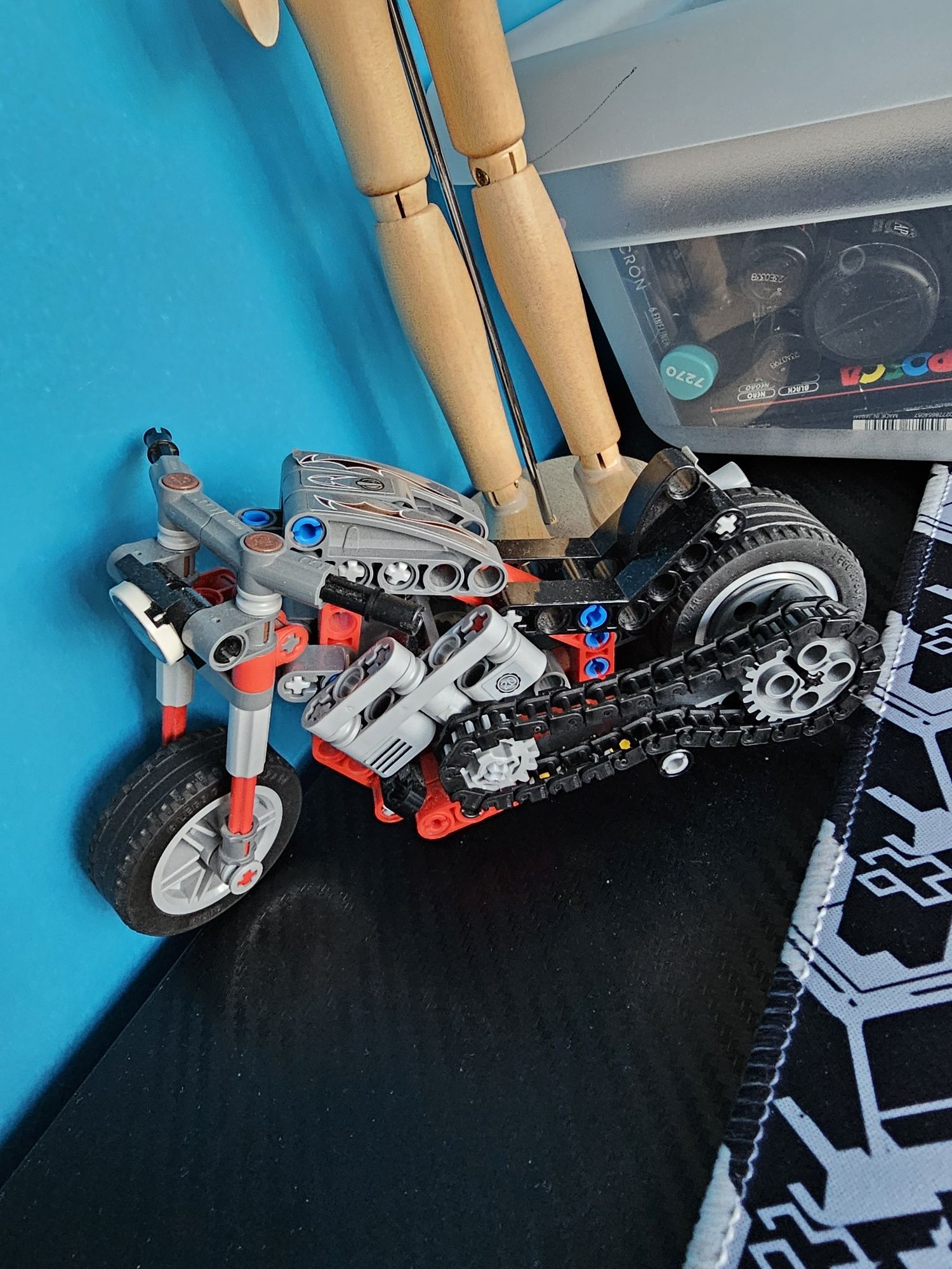 Vând motocicleta lego technic construita, noua fără cutie