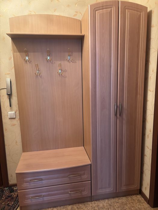 Прихожка с зеркалом и шкафом