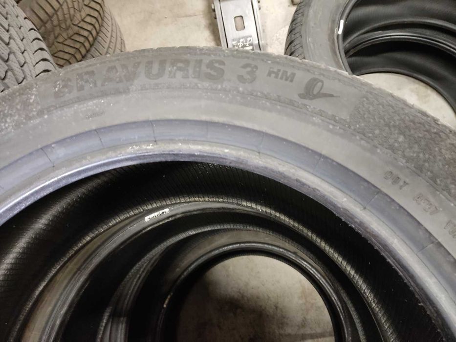 Продавам 4бр. летни гуми Барум 235/55/R19