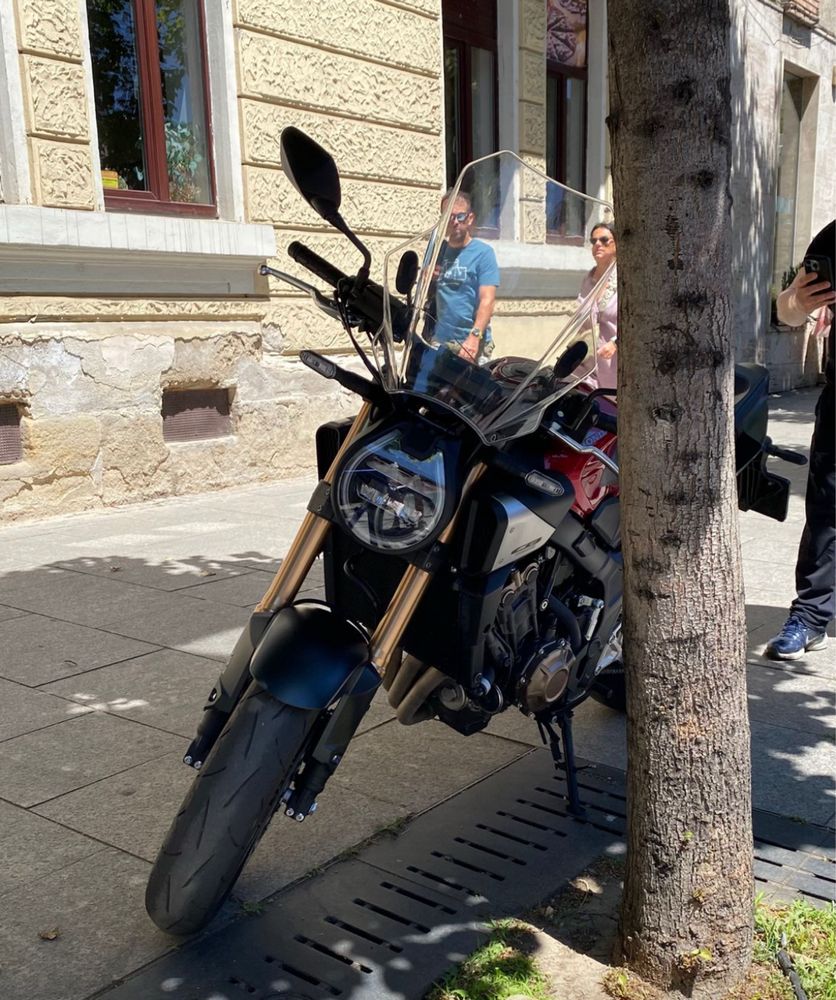 Mă vând la 7900 € – Honda CB650R 2024, e-Clutch, 94 CP, ca nouă