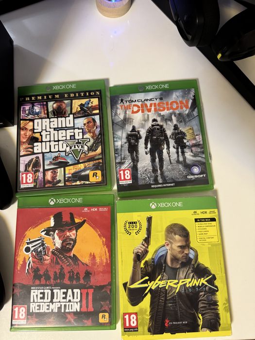 Xbox series X в гаранция с игри и два джойстика