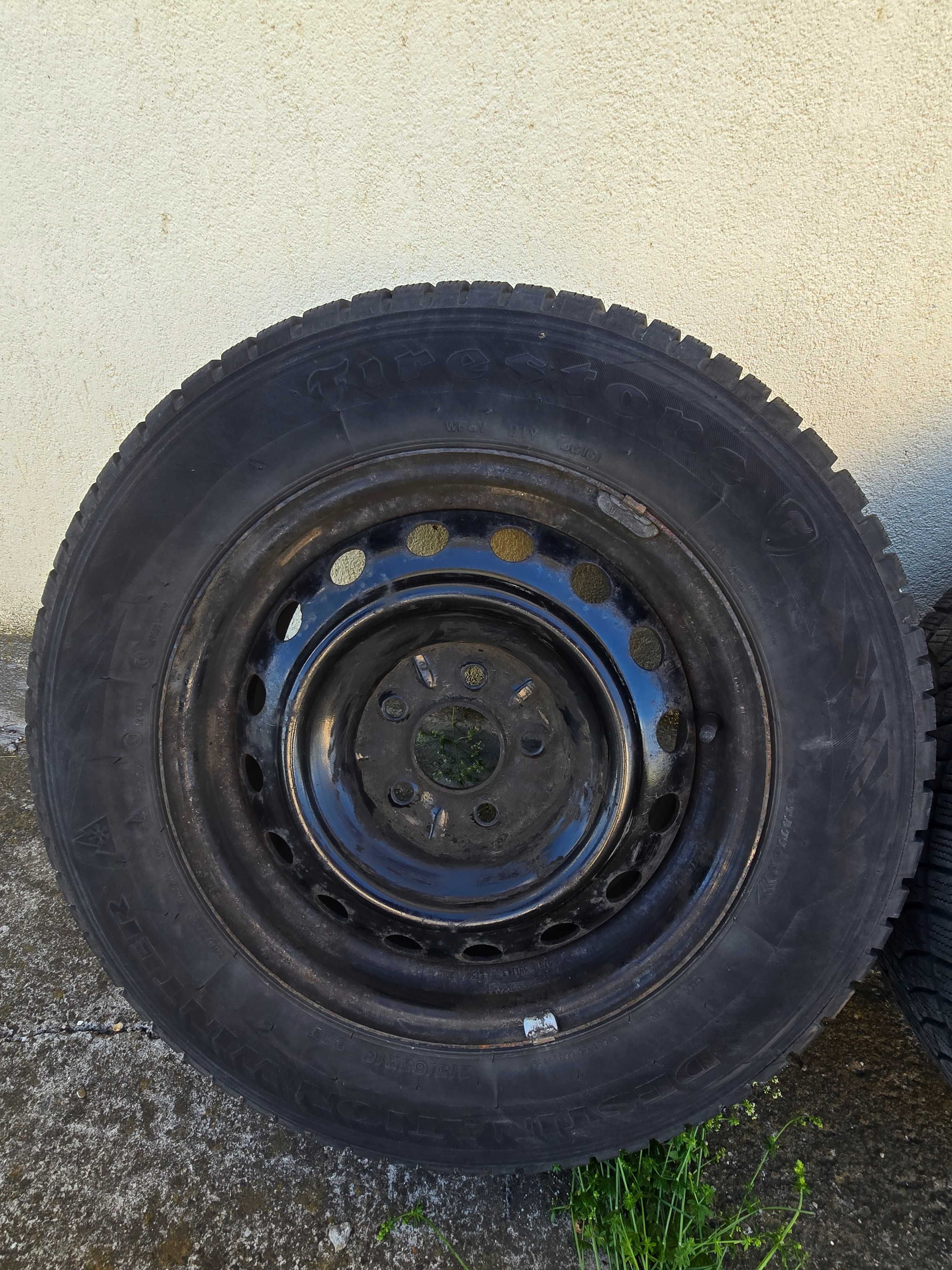 Vând jante echipate cu anvelope 215/65 R16 iarna Duster