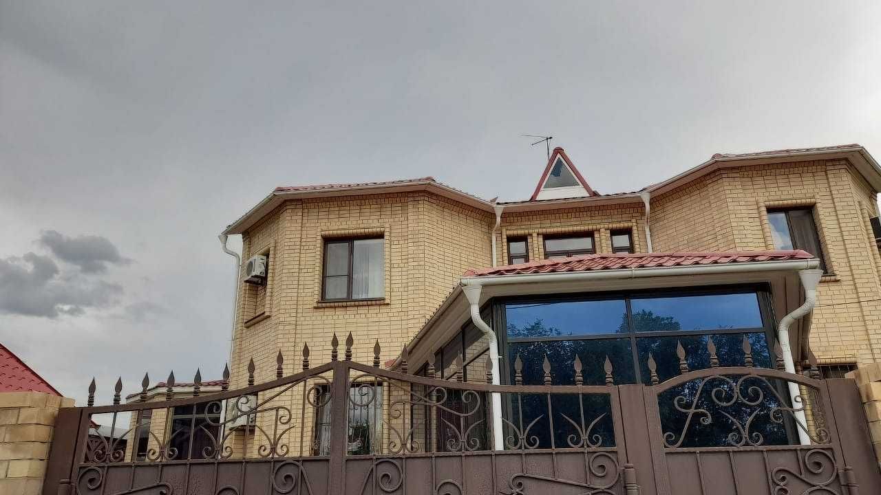 Продам два  коттеджа двухуровневые, расположенные на одном участке