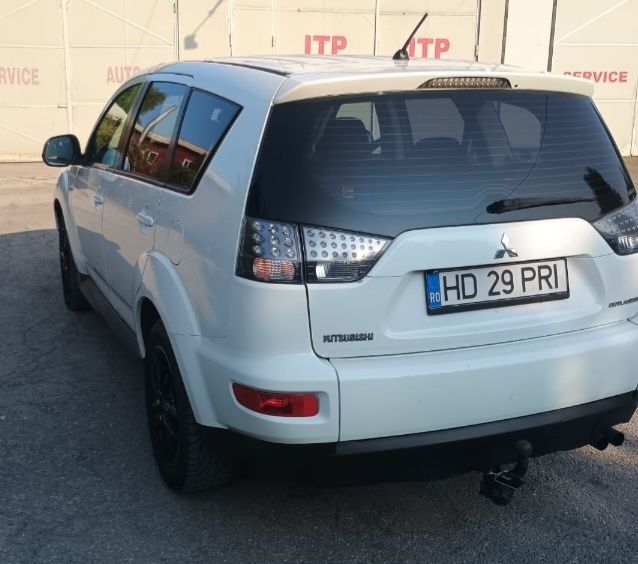Vând  Mitsubishi Outlander 4x4  2013