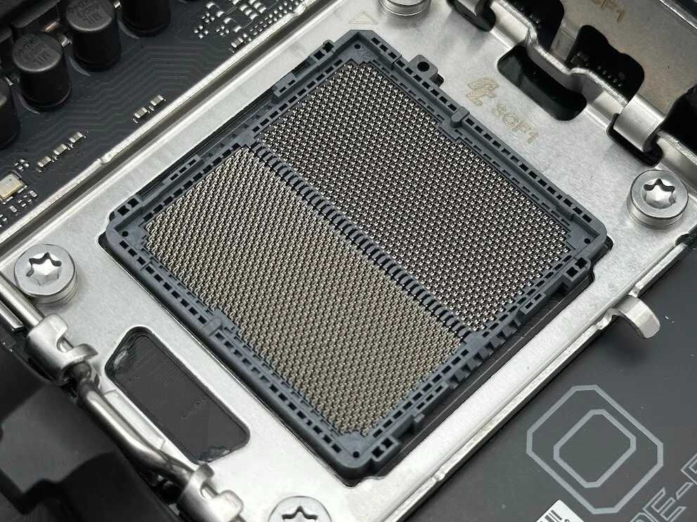 ASUS ROG Strix B650E-E WiFi + НОВ ! AMD RYZEN 9 9950X3D 16-Core