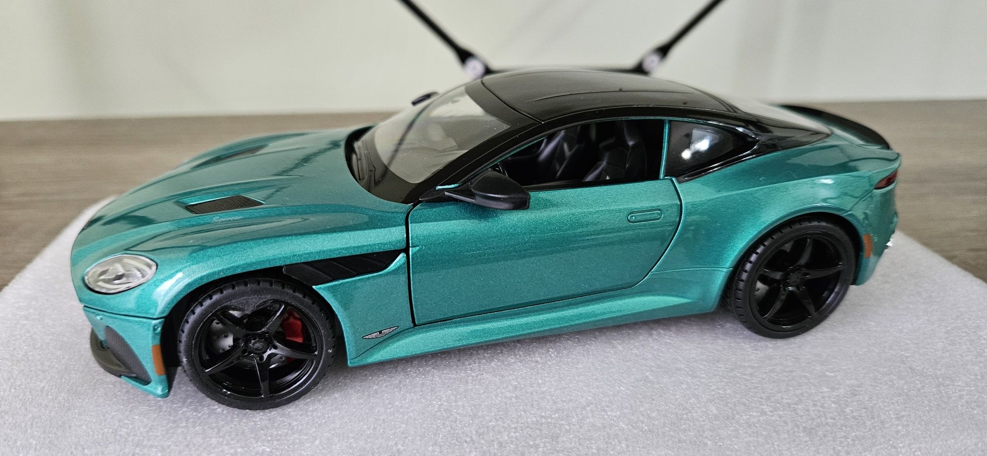 Macheta 1:24, Aston Martin DBS