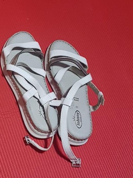 Sandale de piele în conditii bune, 50 lei     perechea... Marimea 38
