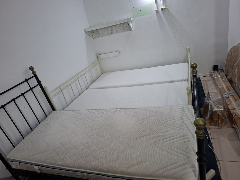 Vând pat metalic 180×200 cm