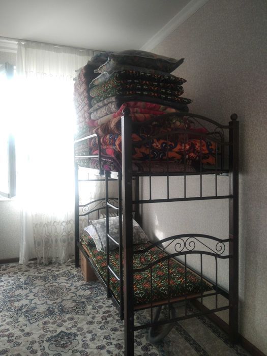 Кровать железный 2 этажный.