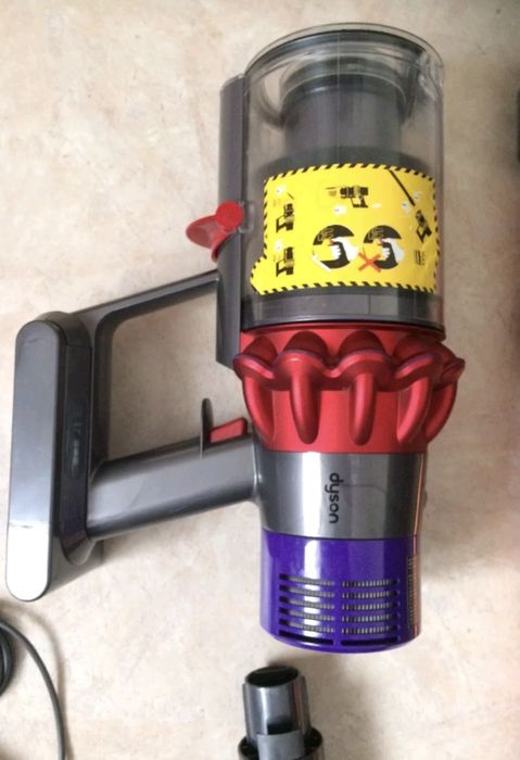 Dyson V10 aspirator in stare buna