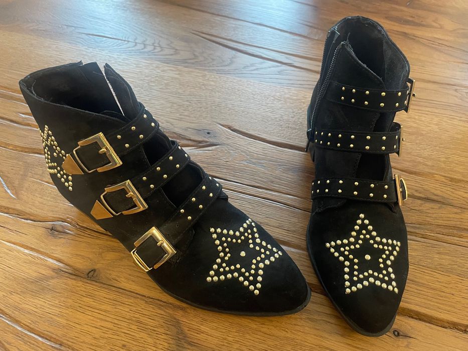 Botine din piele întoarsă neagră cu modele metalice aurii