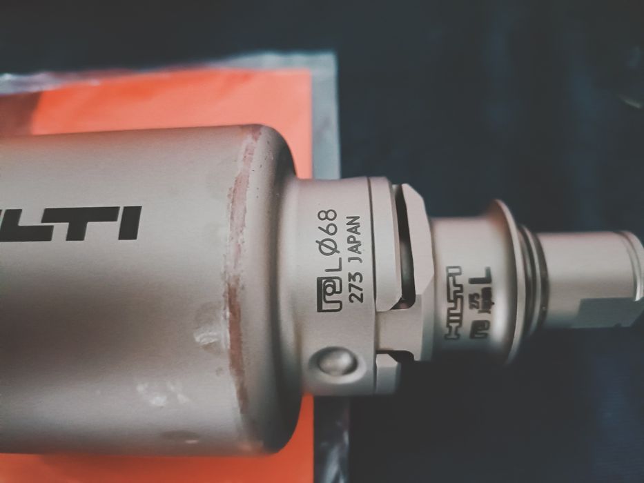 Vând carotă Hilti cu două adaptoare.