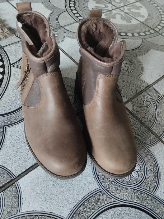 UGG ботуши естествена кожа и вълна. Номер 37
