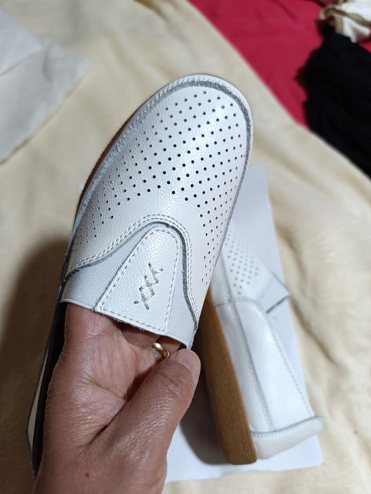 Mocasini din piele cu perforații