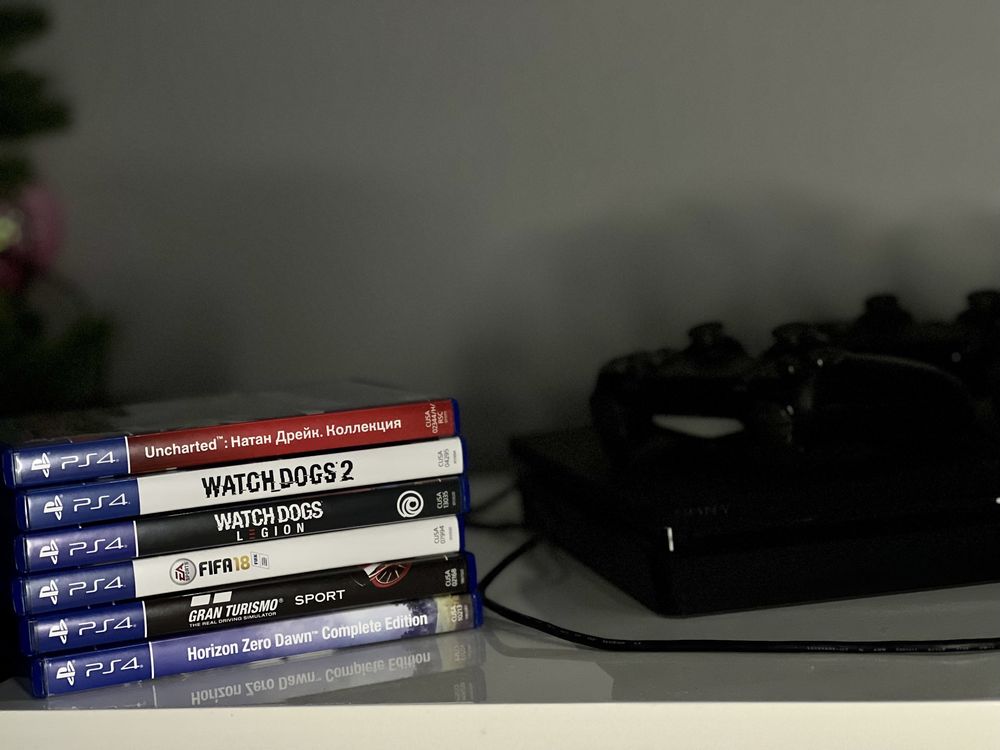 Sony PlayStation 4 slim  1 TB + 2 геймпада + игры