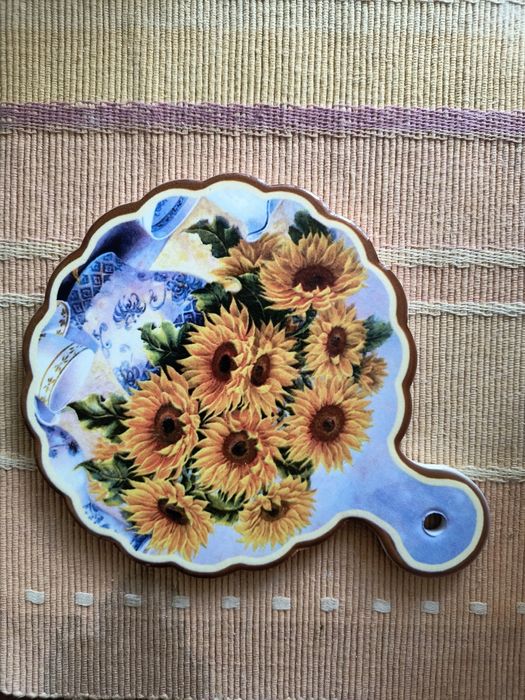 Коледна декорация, прибори, чайник и подложка за горещи съдове