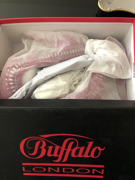 Обувки с ток Buffalo London