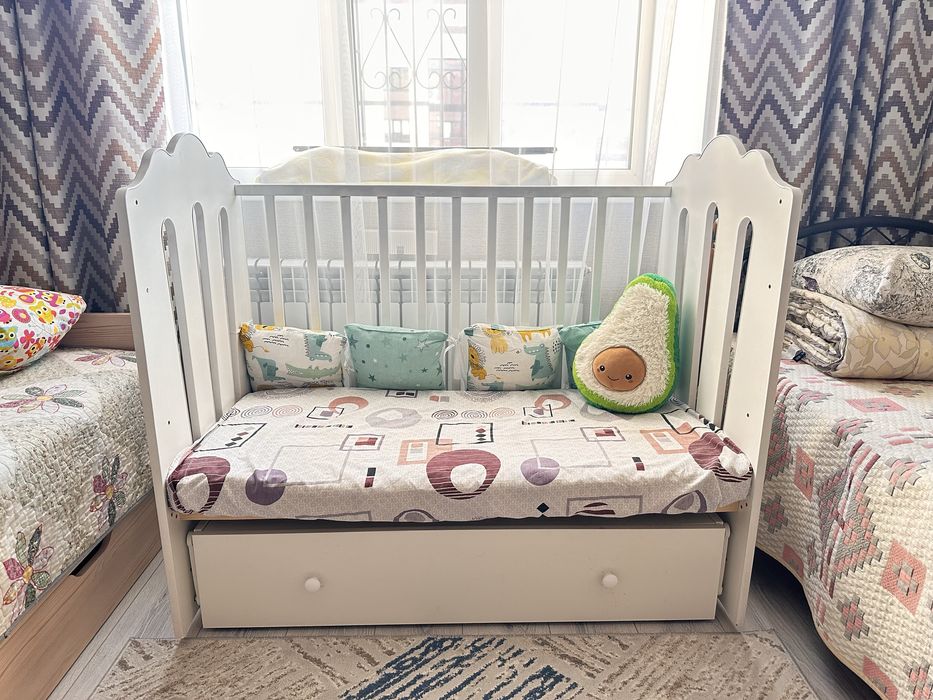 Детская кровать с маятником