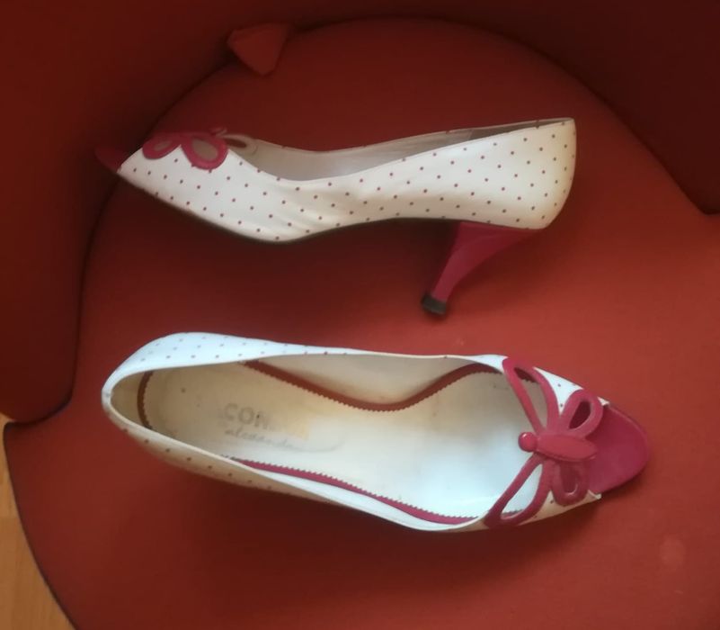Vand pantofi de culoare alba