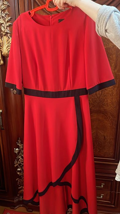 Продаю утончённое красное платье с тёмно-синей контрастной отделкой