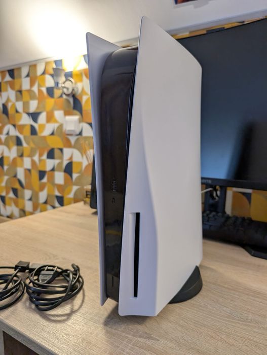 PS5 Disk Edition + Controllere + Stație incarcare
