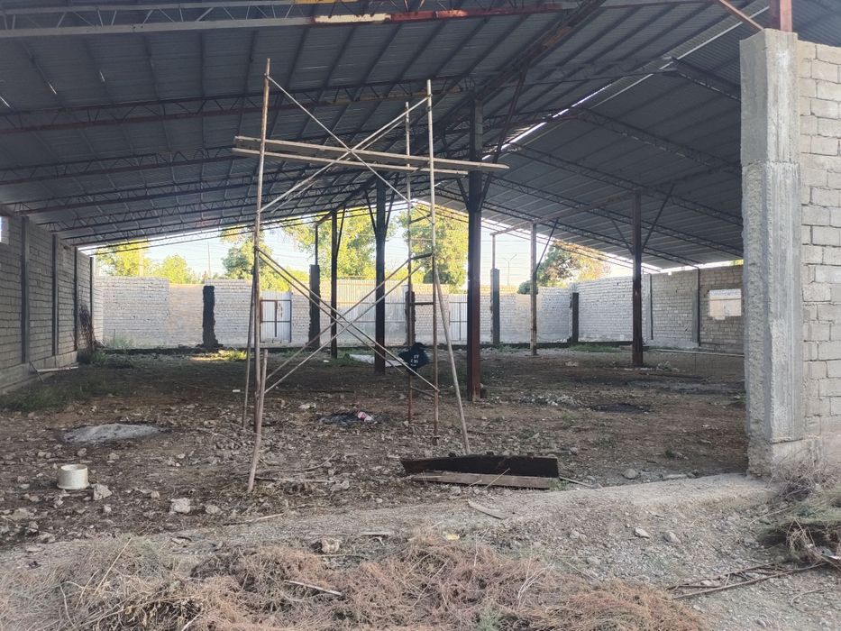 Нотурар бино сотилади